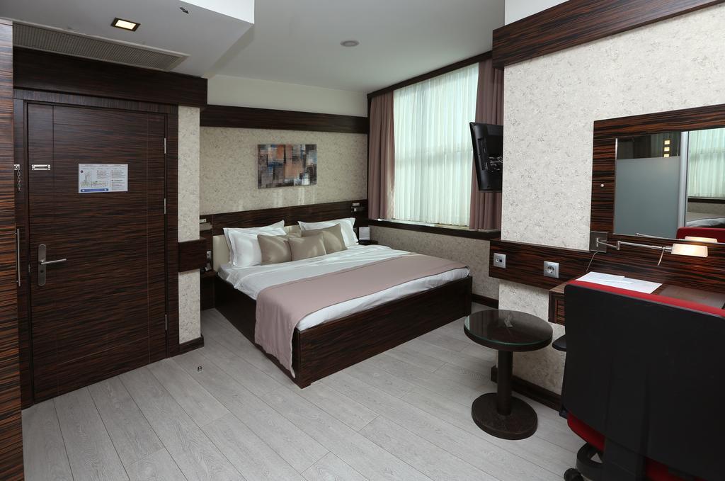 Отель Wes 4*